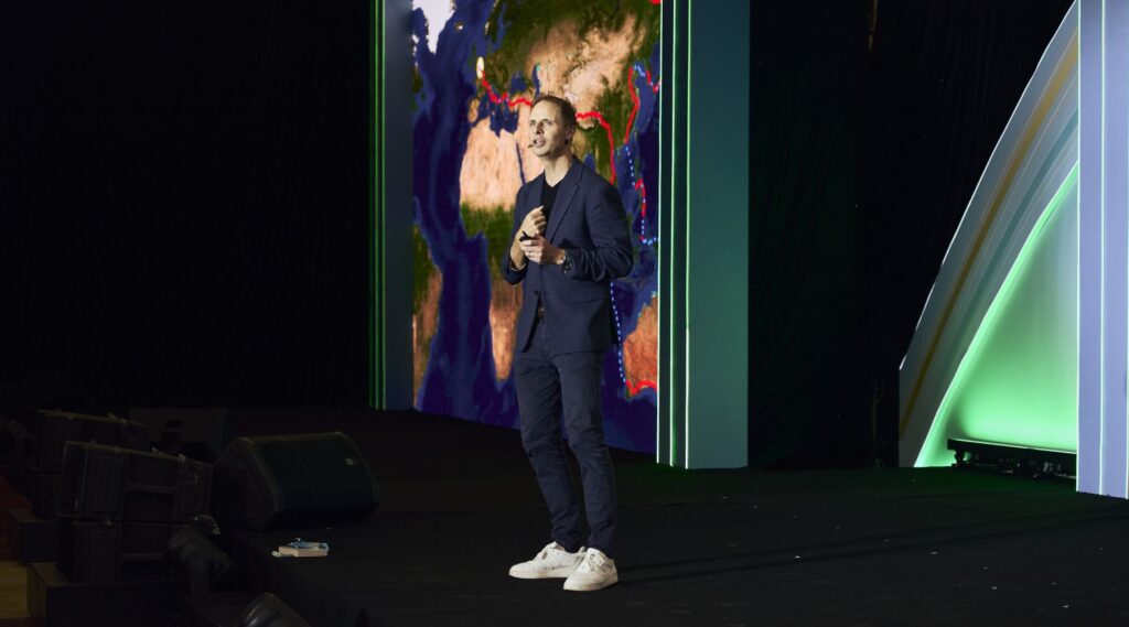 Rob Lilwall speaks to Manulife Asia leaders in Da Nang, Vietnam